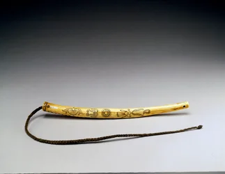 Peitsche, graviertes Elchgeweih, Crow Nation, ca. 1840